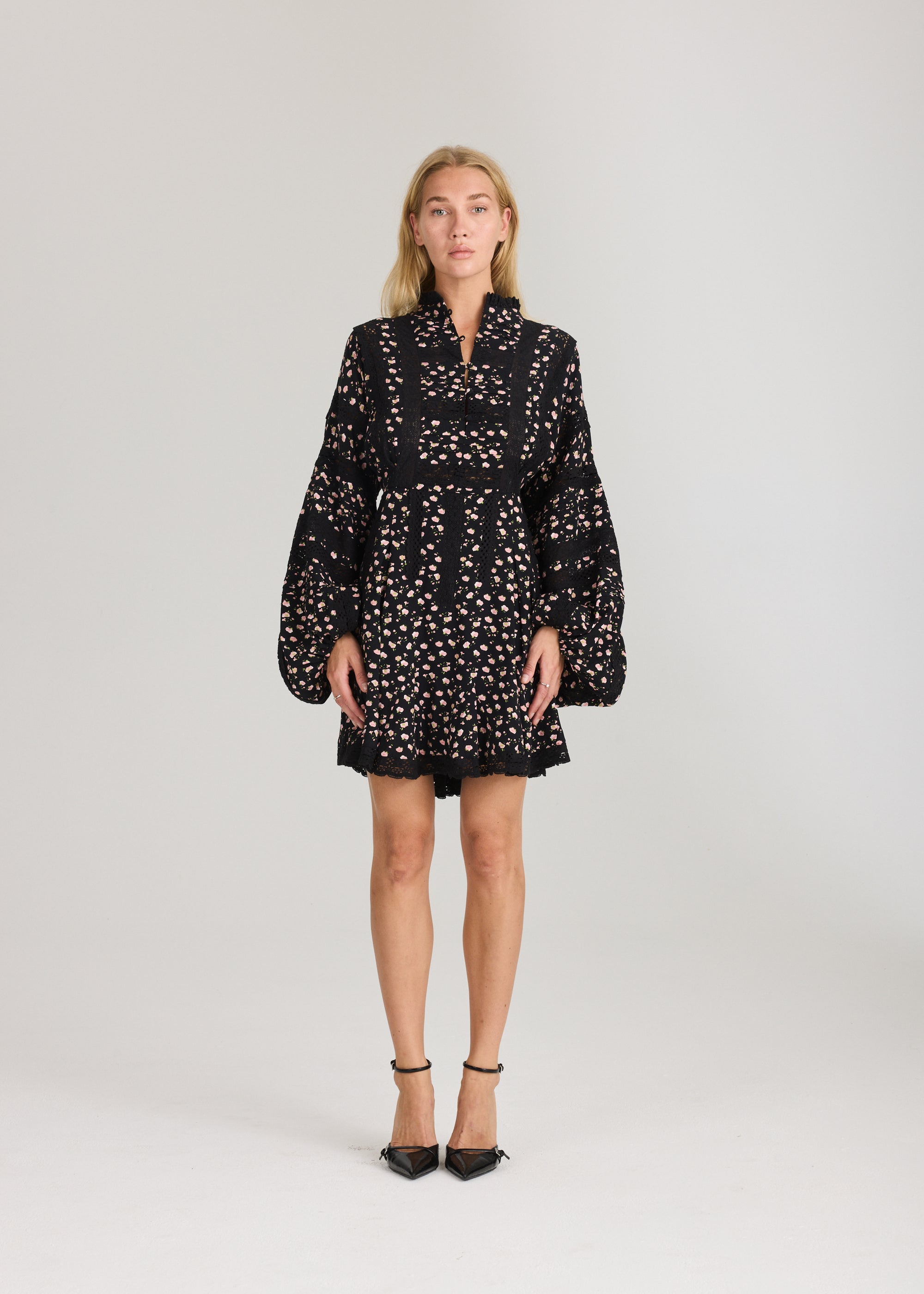 RAVNRAVN LITARV DRESS Dress Black Pink Roses