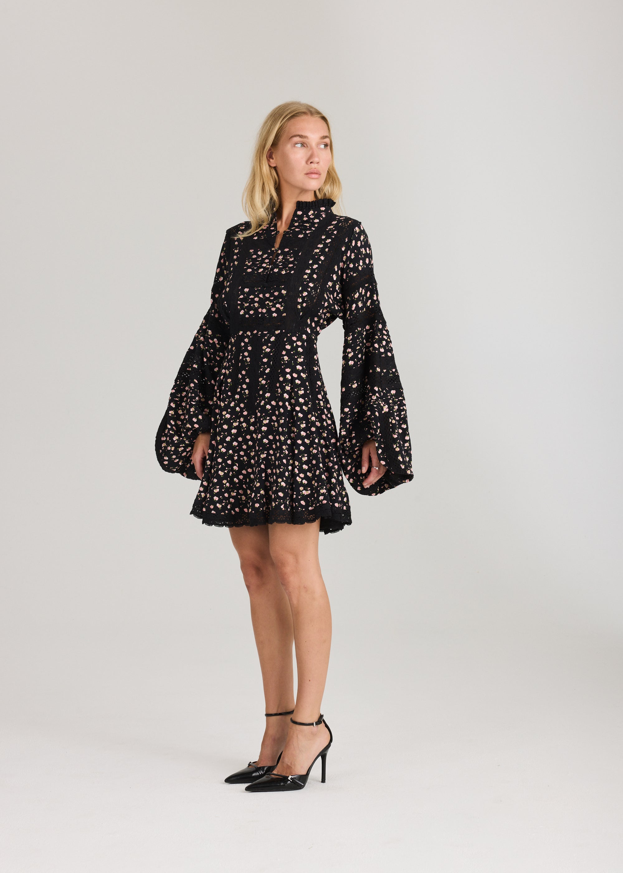 RAVNRAVN LITARV DRESS Dress Black Pink Roses